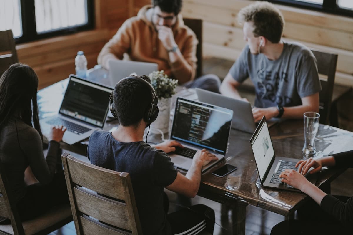 Trabajo en una laptop al aire libre — trabajo remoto con Starlink